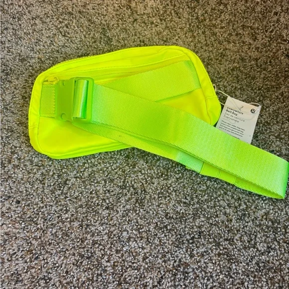 Lululemon Neon Yellow everywhere belt bag brand new - Picture 2 of 3